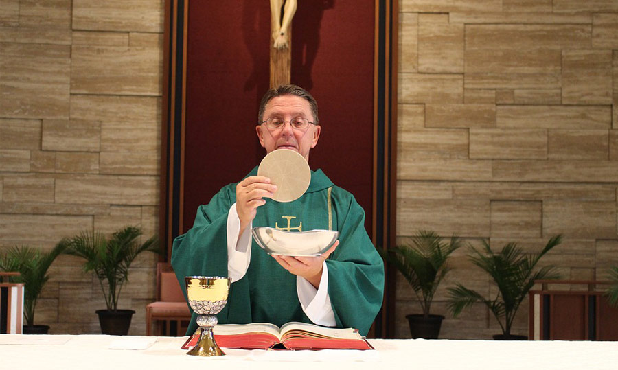 Paramenti Liturgici: quali preghiere accompagnano la vestizione?